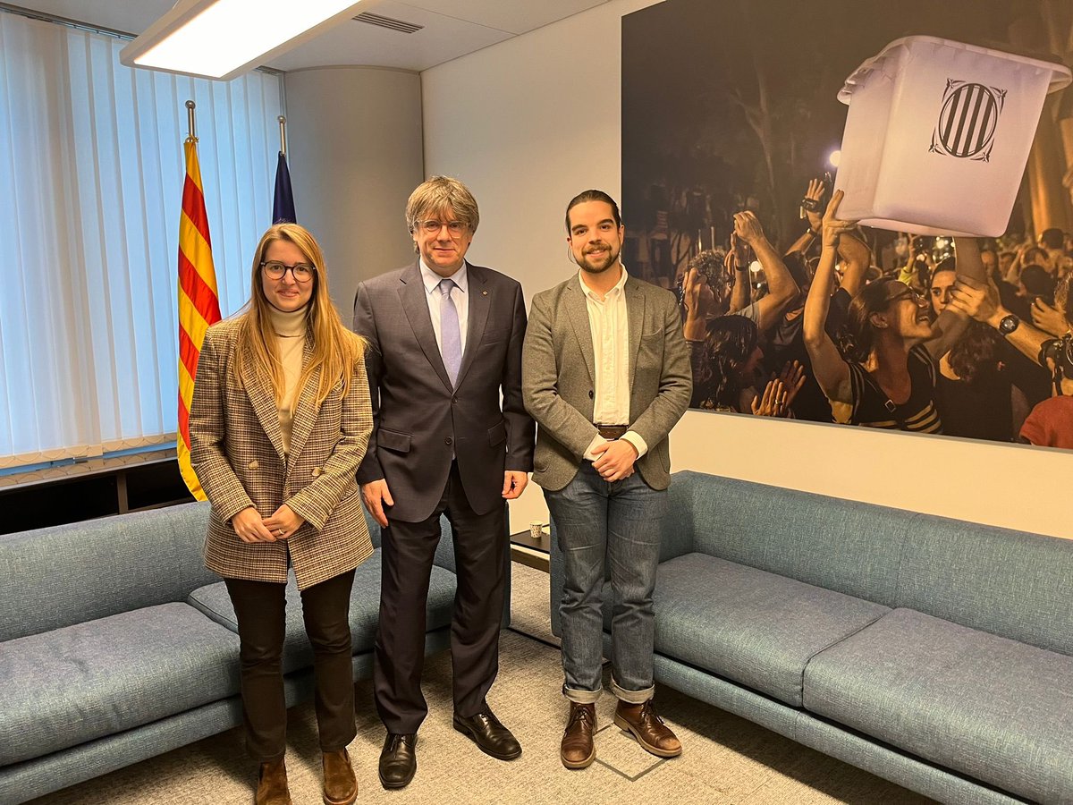 JNCatalunya's tweet photo. 🔵 La secretària general @ariadnaurroz i el president del Consell Nacional @najucro s’han reunit amb el President @KRLS per debatre sobre l’actualitat política i sobre la nostra organització. https://t.co/O8rs6kI7a1