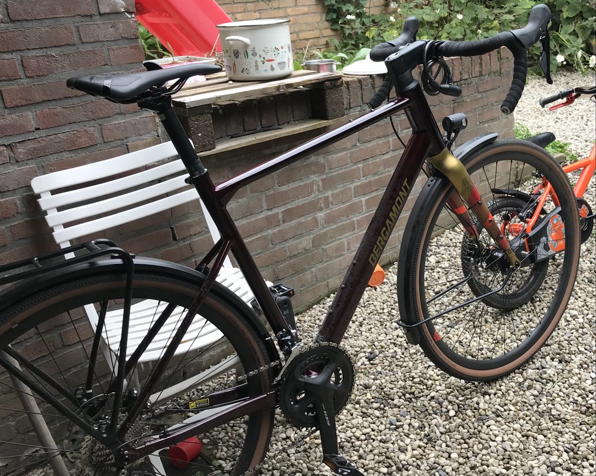 Vrijdagavond 16 februari rond 20.45 is mijn fiets (zie foto's) gestolen bij de Albert Heijn aan de Burgemeester Cortenstraat in Scharn/Heer in Maastricht. Als iemand iets heeft gezien of de fiets een dezer dagen ziet rijden, stuur me ajb een bericht. Delen wordt gewaardeerd.