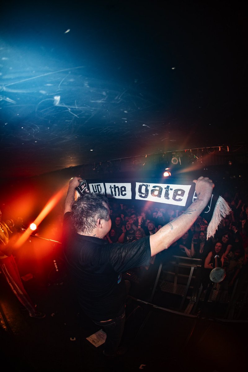 Thank you lovely Glasgow!

…and just like that the #albionay run of dates are over. Don’t forget to pre-order the new album AQOTEE for exclusive pre-sale access for the upcoming UK Headline Shows. 

In a bit 👊

🎟️ thelibertines.lnk.to/PreOrder4PreSa…