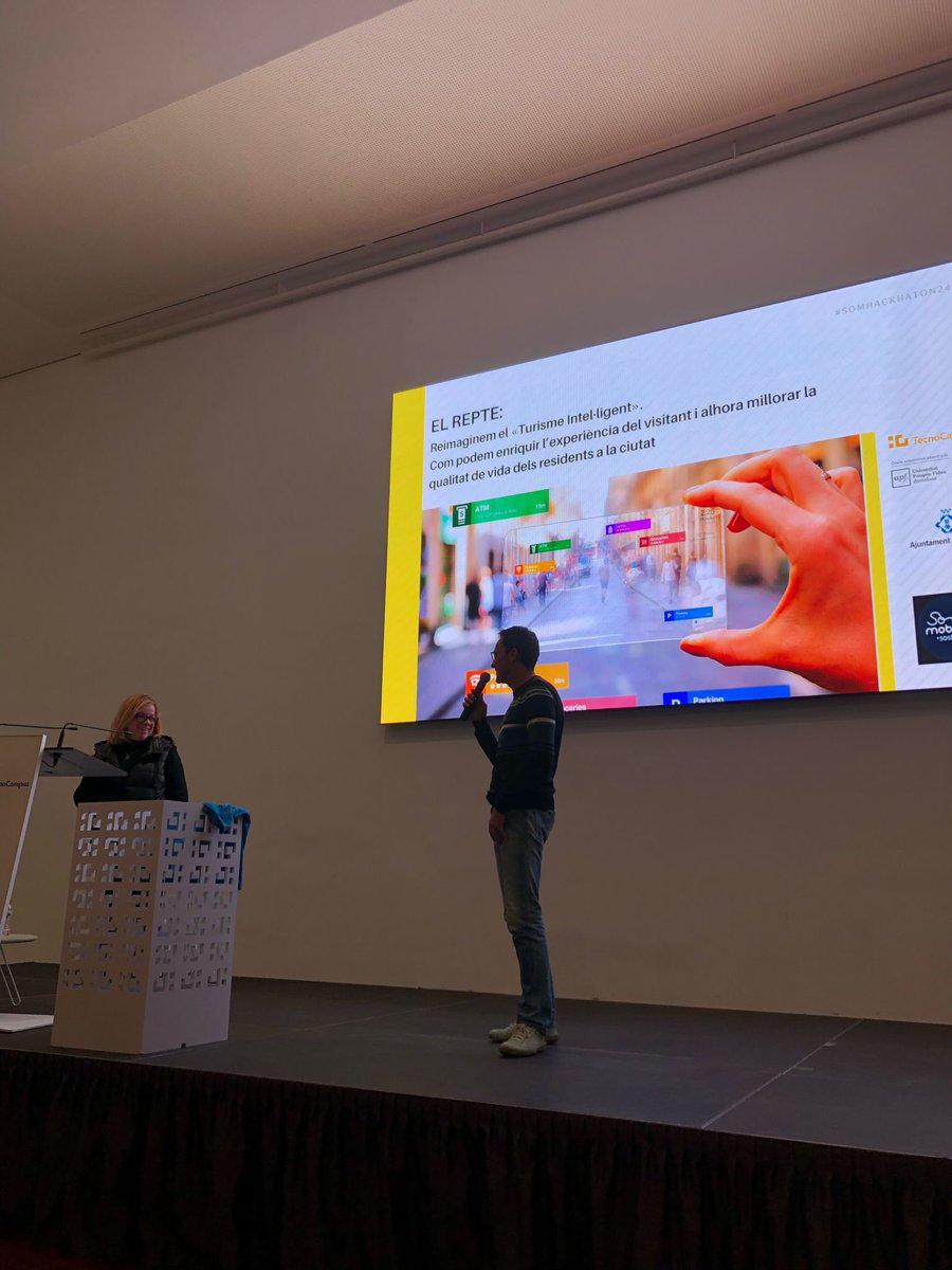 L'equip de <a href="/visitmataro/">VisitMataró</a> llençant el repte als participants en 7a edició de #SomHackathon dedicada al #turisme intel·ligent i #sostenible.🤖 

🤝<a href="/TecnoCampus/">TecnoCampus</a>, <a href="/SomMobilitat/">Som Mobilitat</a> i <a href="/matarocat/">Ajuntament de Mataró</a>. 

🏆 3.000 euros en premis