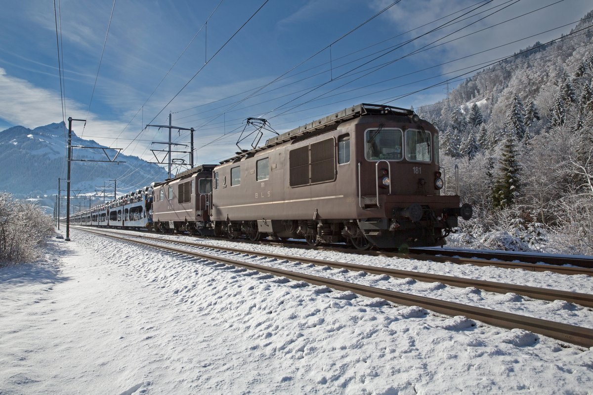 CheminsdeFerTC's tweet photo. Les sobres => #Re44 (Re 4/4 ou => #Re425) du => #BLS en UM (des UM3 sont possibles) sortent du #tunnelduLötschberg (tunnel sommital historique, pas du "nouveau" tunnel de base) peu avant => #Kandersteg en => #Suisse.
Auteur inconnu, source : https://t.co/D8mdy5dSl3 https://t.co/ZXmqhOUBHa