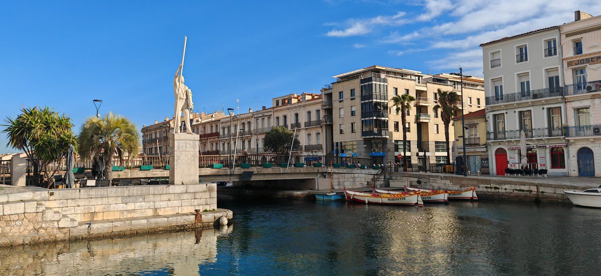 Balade matinale Le long des canaux de #Sète  ; là c'est  le Cadre Royal, haut lieu des Joutes Languedociennes sous l'œil de l'Ajustaïre, œuvre du sculpteur Pierre Nocca.