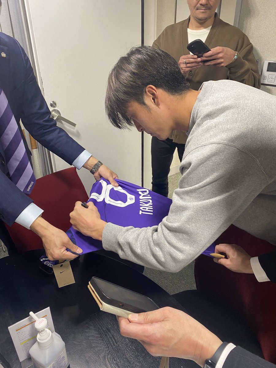 今年のフレスタの顔は、、、

背番号8 川村拓夢選手でした🎉

皆さんの予想は当たりましたか？

ヒントが、、🤣

気になる放送は2月24日から広島、山口のフレスタ店内で流れます

今年1年、川村選手、サンフレッチェ広島、サンフレッチェ広島レジーナ、フレスタをよろしくお願いいたします