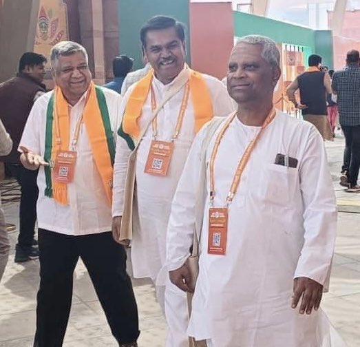 VCC_BJP's tweet photo. ನವ ದೆಹಲಿಯ ಭಾರತ ಮಂಟಪದಲ್ಲಿ ನಡೆದ @BJP4India ರಾಷ್ಟ್ರೀಯ ಮಹಾ ಅಧಿವೇಶನದಲ್ಲಿ ಭಾಗವಹಿಸಿದೆನು.

ಹಿರಿಯರಾದ  @BSBommai , @JagadishShettar , ಹಾಗೂ @siddusavadi_bjp , @AsNadahalli ಜೊತೆಗೆ ಇದ್ದರು.

#BJPNationalCouncil2024 । #BJP | #Dehli https://t.co/qhoKf5Crrm
