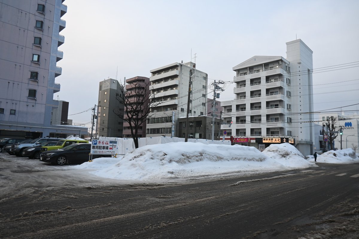 札幌市北区北12西4、秀岳荘の向かいにあった、木炭などを扱う「泉燃料商事」の店舗が、きょう通りがかったら跡形もなくなっていました。木造の趣ある建物だったんですが…。