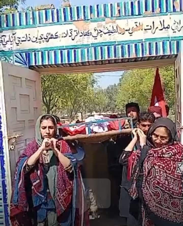 VeengasJ's tweet photo. At the funeral, Sasui and Sorath Lohar shouldered their father Hidayat Lohar’s coffin. Sasui expressed concern over the killings of Sindhis and Balochs in the state, and she called Sindhis’ support seeking justice. https://t.co/Gf8quh3dmk