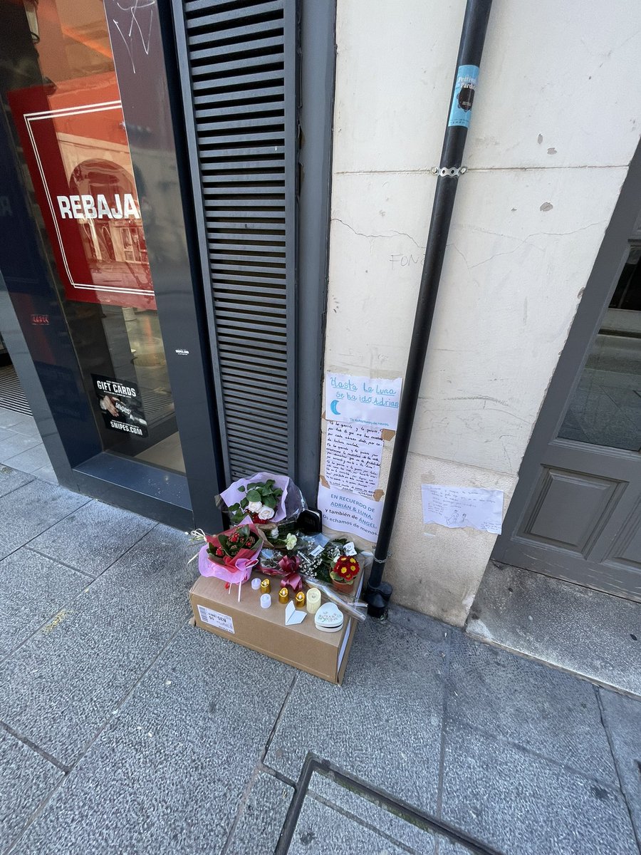 Bea_sda's tweet photo. Alguien ha puesto esto en el lugar donde solían estar Adrian y su amiga 🐶 Luna, que ayer fallecieron en el incendio de una vivienda en Burgos. 
Y ahora me tengo que ir a hacer una visita a la catedral con algo metido en el ojo 🥹 https://t.co/zTE26G8dja