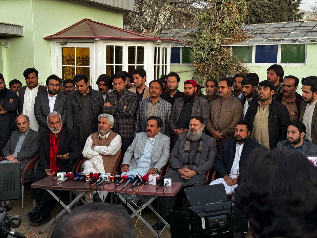 مسلم لیگ ن کے مرکزی رہنما نومنتخب ممبر صوبائی و قومی اسمبلی سابق وزیراعلی بلوچستان نواب جام کمال خان ، مسلم لیگ ن کے صوبائی صدر جعفر خان مندوخیل ، جنرل سیکرٹری جمال شاہ کاکڑ مسلم لیگ ن کے صوبائی و قومی اسمبلی کے نو منتخب ممبران کے ہمراہ کویٹہ میں پریس کانفرنس کررہے ہیں