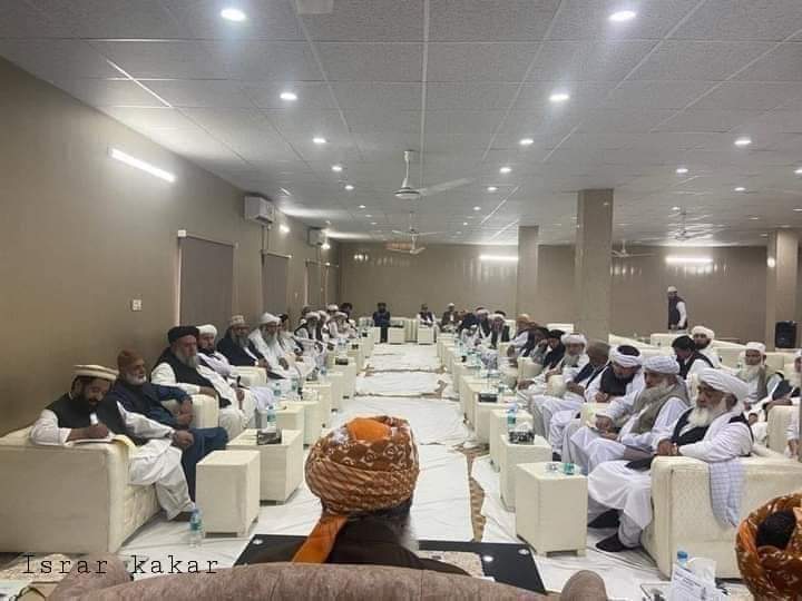 مولویوں تیار رہنا ، تمہاری کردار کشی ہوگی ، جھوٹے پروپگنڈے ہوں گے ، جمیعت علمائے اسلام سے لوگوں کو بدظن کیا جائے گا ، فرقہ پرستی کو دوام ملے گا ، لیکن ھم نے اپنے صفوں کو مضبوط کرنا ہوگا، عام آدمی بھی علماء پر انگلی اٹھائیں گے ، باطل سرگرم عمل ہوچکا ہے ، اتحاد ، نظم و ضبط پیدا کر۔