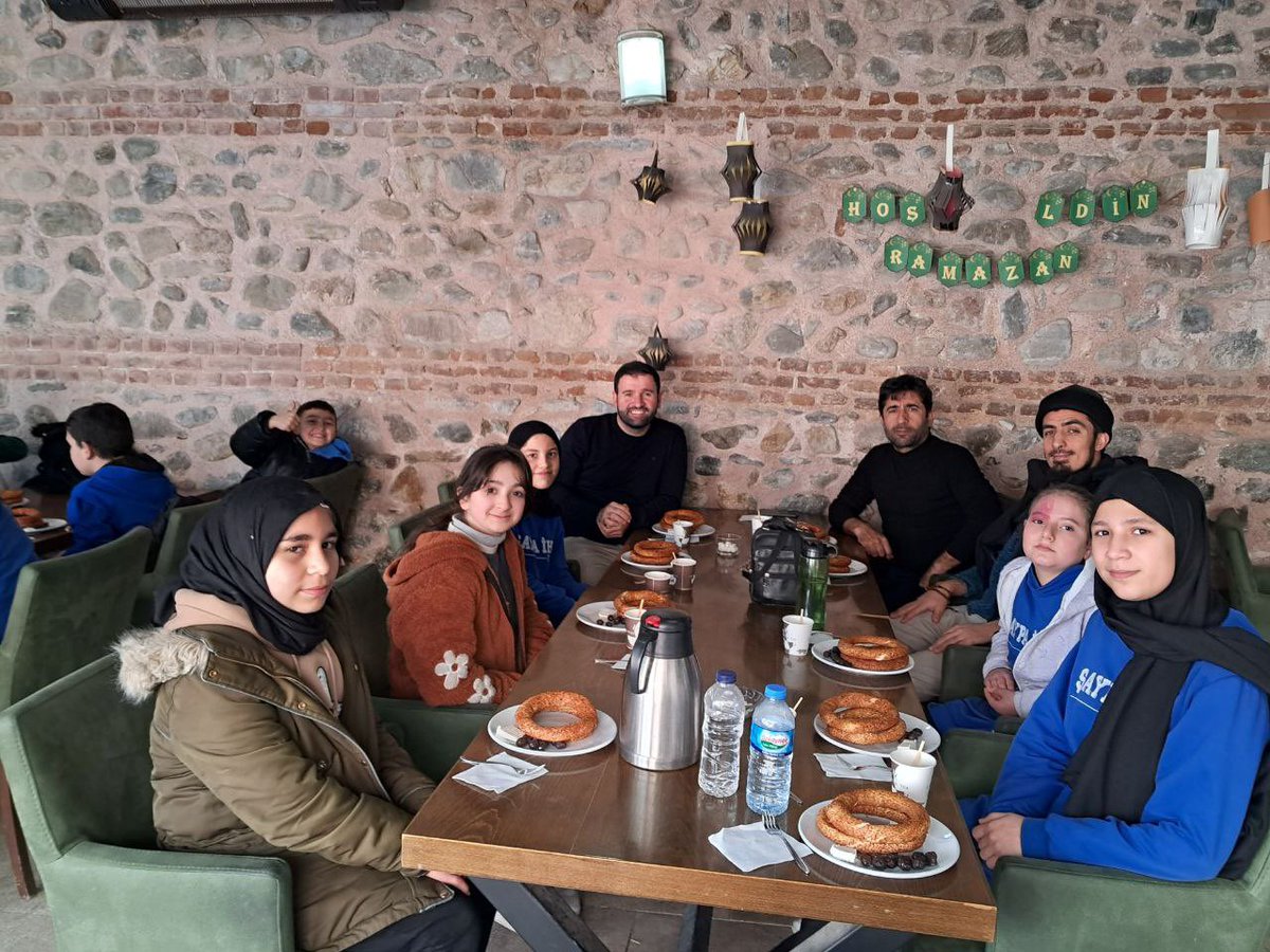 Her sınıfın bir yetim kardeşi var projesi kapsamında iki yıldır devam ettirdigimiz 4 yetim kardeşimizin sponsorluğuna devam ediyoruz.
Bu vesileyle her sınıfın kumbara temsilcisi öğrencilerimizle İHH merkezini ziyaret ettik ve kumbaraları öğrencilerimiz bizzat teslim ettiler.