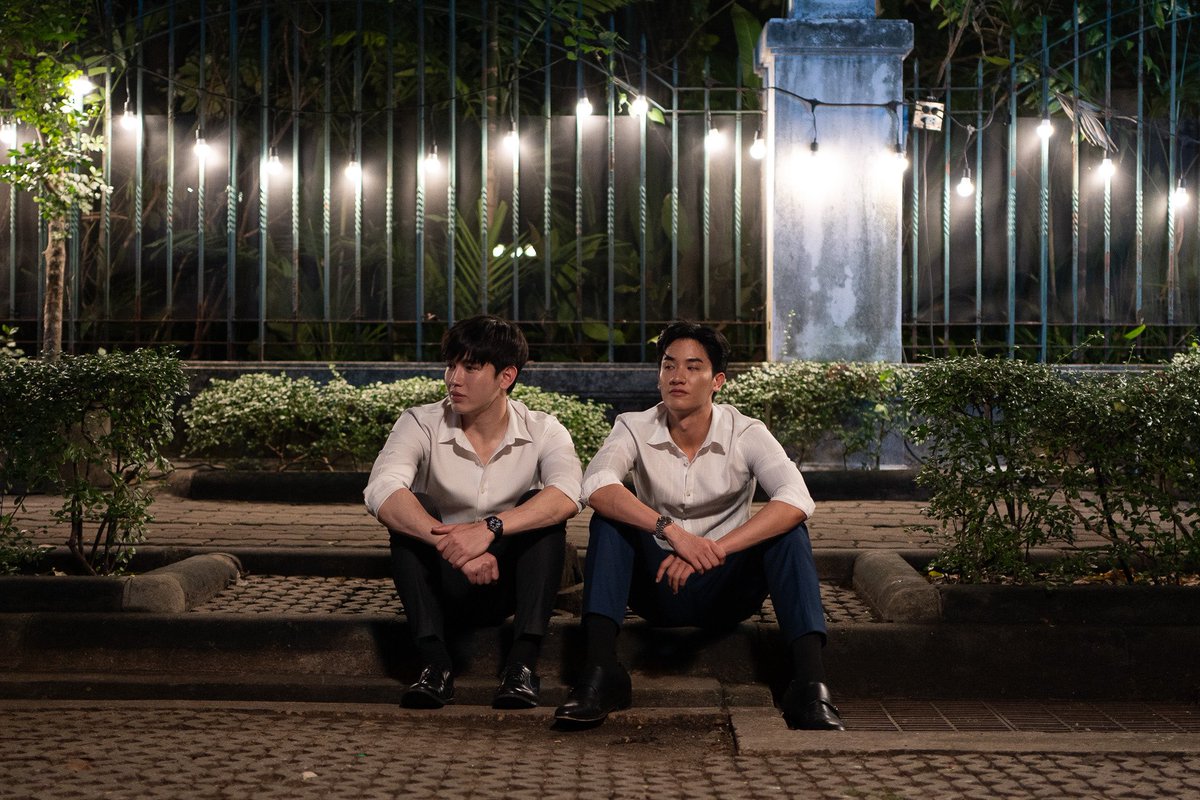 xiseks's tweet photo. เราถ่ายซีนนี้เป็นซีนสุดท้ายของวัน หลังจากที่ถ่ายซีนอชิวิ่งขึ้นรถลงเรือมาทั้งวัน ส่วนการันต์ก็คือฝ่าน้ำสงกรานต์ การได้ปลอบประโลมกันก่อนจะแยกย้ายกันกลับบ้านผ่านซีนนี้ จึงถือเป็นการฮีลใจทุกคนก่อนเลิกกอง #CherryMagicTHep10 https://t.co/Z5m2adANAC