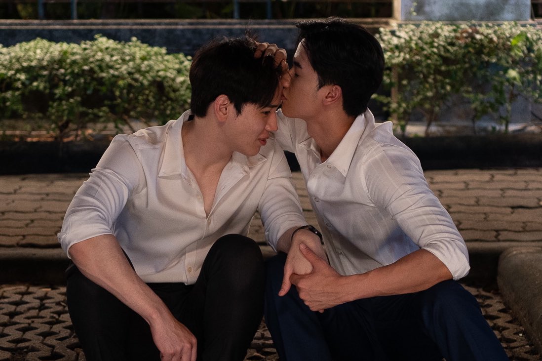 xiseks's tweet photo. เราถ่ายซีนนี้เป็นซีนสุดท้ายของวัน หลังจากที่ถ่ายซีนอชิวิ่งขึ้นรถลงเรือมาทั้งวัน ส่วนการันต์ก็คือฝ่าน้ำสงกรานต์ การได้ปลอบประโลมกันก่อนจะแยกย้ายกันกลับบ้านผ่านซีนนี้ จึงถือเป็นการฮีลใจทุกคนก่อนเลิกกอง #CherryMagicTHep10 https://t.co/Z5m2adANAC