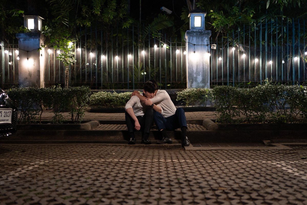 xiseks's tweet photo. เราถ่ายซีนนี้เป็นซีนสุดท้ายของวัน หลังจากที่ถ่ายซีนอชิวิ่งขึ้นรถลงเรือมาทั้งวัน ส่วนการันต์ก็คือฝ่าน้ำสงกรานต์ การได้ปลอบประโลมกันก่อนจะแยกย้ายกันกลับบ้านผ่านซีนนี้ จึงถือเป็นการฮีลใจทุกคนก่อนเลิกกอง #CherryMagicTHep10 https://t.co/Z5m2adANAC
