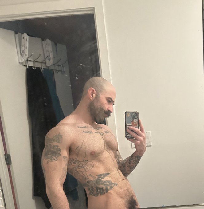 Time to go to work in this freezing ass cold weather https://t.co/dCs0T7cwRh
