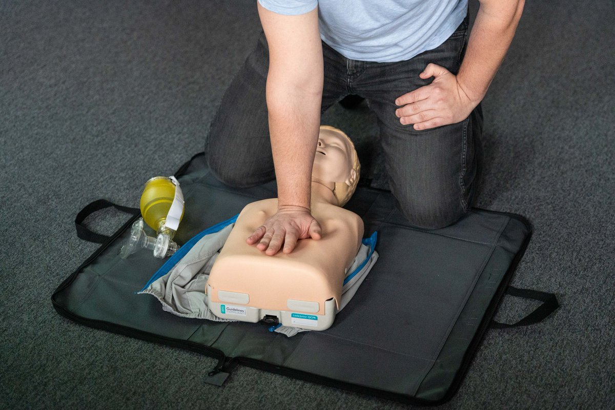 [1/2] Intensywny czas dla naszych pracowników. Od kilku tygodni jeszcze większą wagę przywiązujemy do podnoszenia kwalifikacji naszych ratowników ❤️Od początku roku przeszkoliliśmy przeszło ratowników medycznych z wybranych zagadnień z zakresu medycznych czynności ratunkowych 🚑