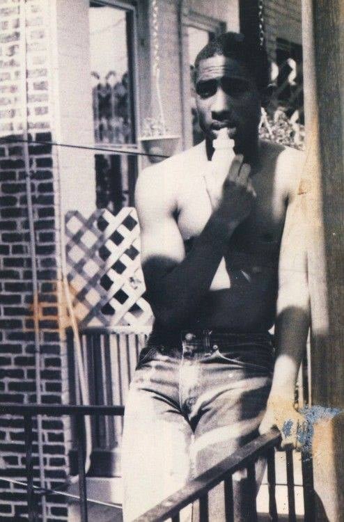 bmoreProjects's tweet photo. Legendary lyricist, poet, and rap music artist Tupac attended Baltimore's Dunbar High School and School for the Arts on his rise to a worldwide Hip-Hop legend. #BlackMusic #BlackBaltimore #BlackHistoryMonth #SaltBox h/t @thebrokenplate https://t.co/FA9YKDJe25