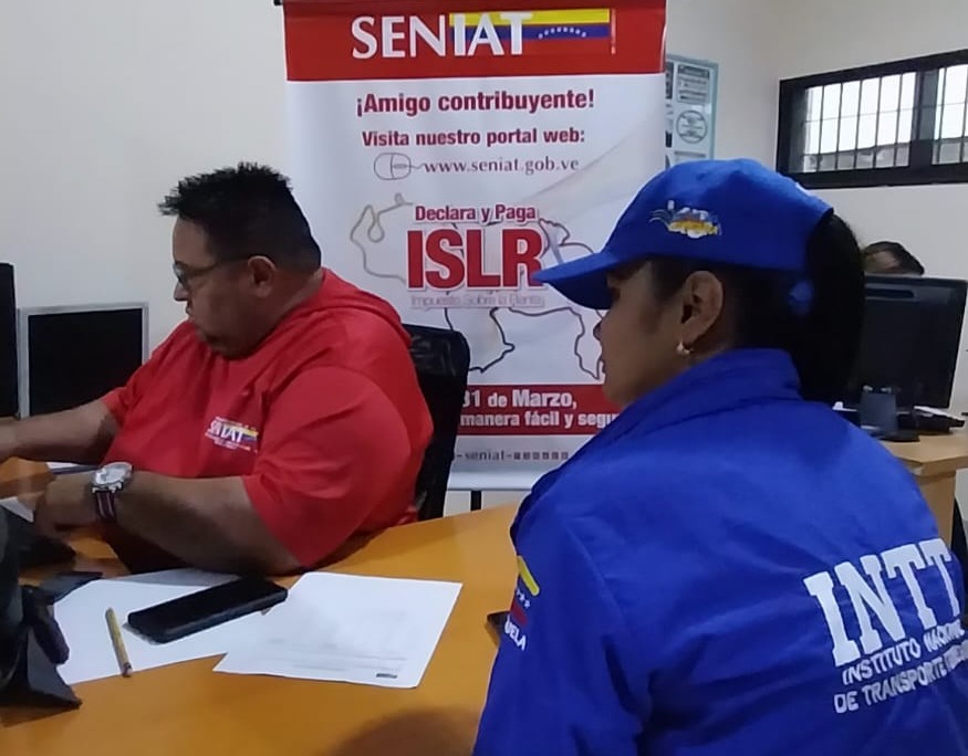 SENIAT_Oficial's tweet photo. A través de un operativo especial, funcionarios del Sector Cagua, estado Aragua, brindaron atención a un total de 40 trabajadores del Instituto Nacional de Transporte Terrestre (INTT), quienes cumplieron con el deber tributario de declarar y pagar el #ISLR. https://t.co/u4KiqV4anB