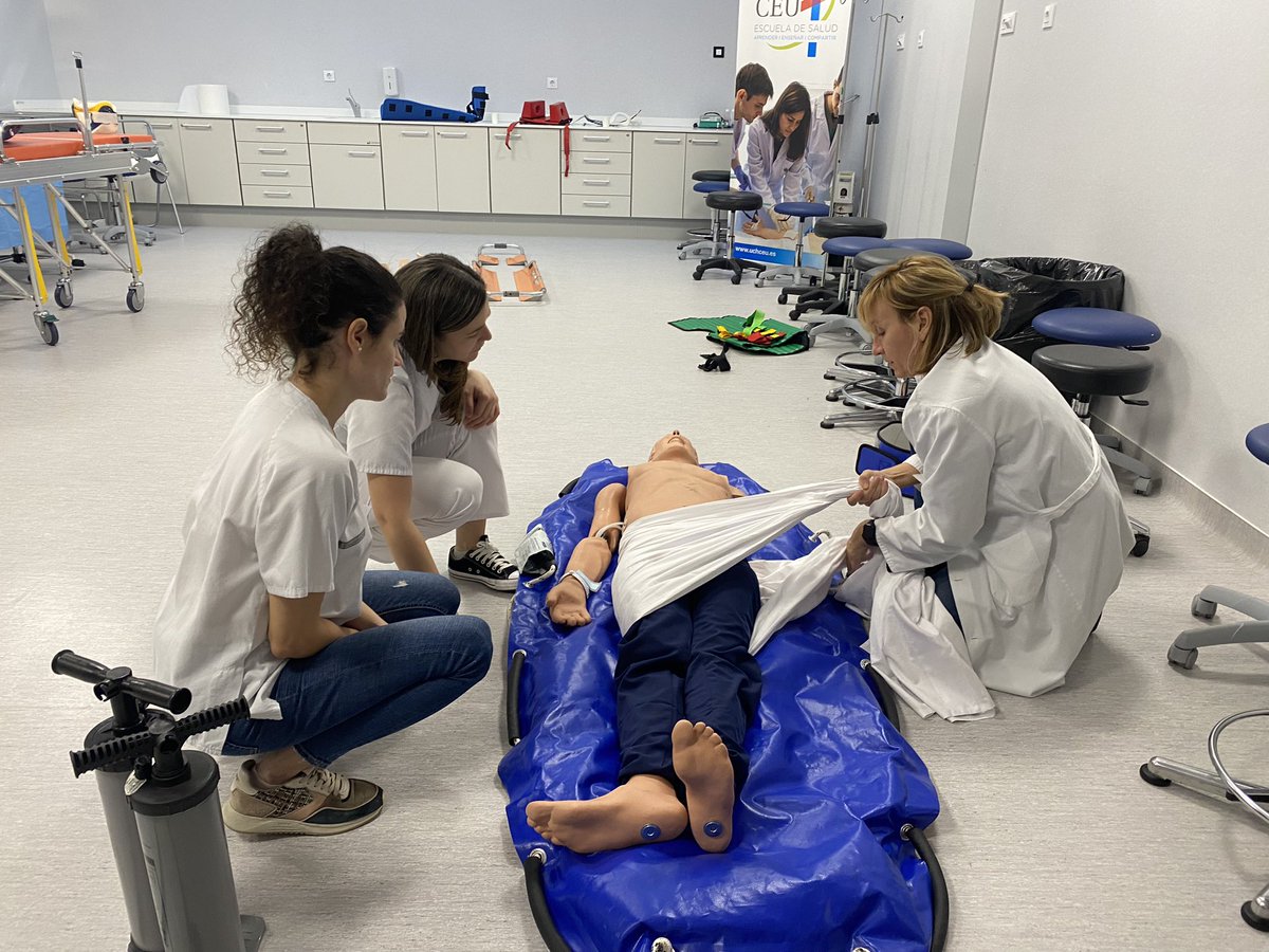 3_I4's tweet photo. Curso Simulación en urgencias y emergencias. 

@uchceu @AtienzarNieves @clarapiqueres @EstherSalt @carlespega https://t.co/U2cMn4PD96
