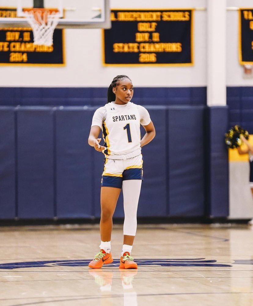 Prior to yesterday’s game, we took time to honor Tori West ‘24 for surpassing the 1,000th Career Point milestone! Tori surpassed the 1,000 point threshold on February 5th against Virginia Academy! We are very proud of this accomplishment, Tori! #GoSpartans #rvaW #804varsity