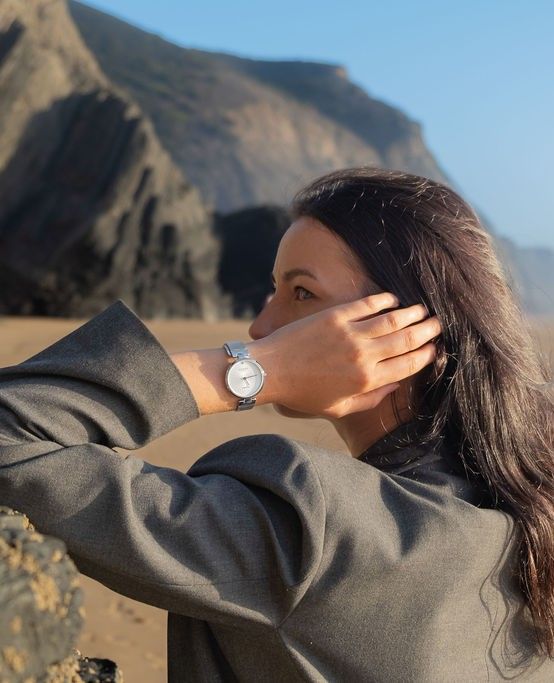 Diamant Steel – where sophistication meets innovation. Crafted for those who seek the extraordinary, this watch combines the durability of steel with the brilliance of a diamond-like aesthetic.