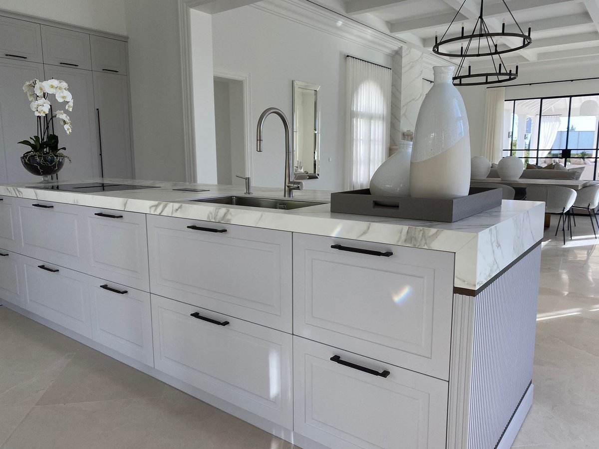 inkococinas's tweet photo. La cocina abierta al salón está compuesta por una gran isla donde se concentra la zona de trabajo y un office, y este elemento se acompaña de un amplio mueble mural con pequeños y grandes electrodomésticos incorporados

#Inkococinas #INKOCOCINAS  #cocinaamedida #cocinaconestilo https://t.co/Ku41H1F0il