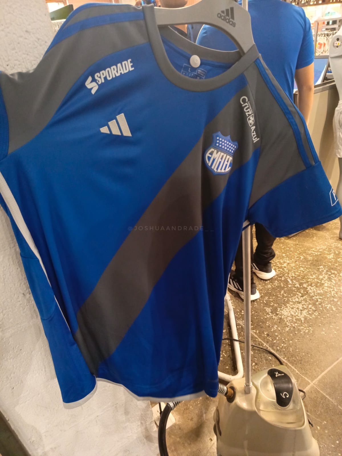 A on X YA LLEGO A LAS TIENDAS ADIDAS Hoy sale a la venta la nueva camiseta de Emelec 2024. Precio 99 9O Precio socios con el