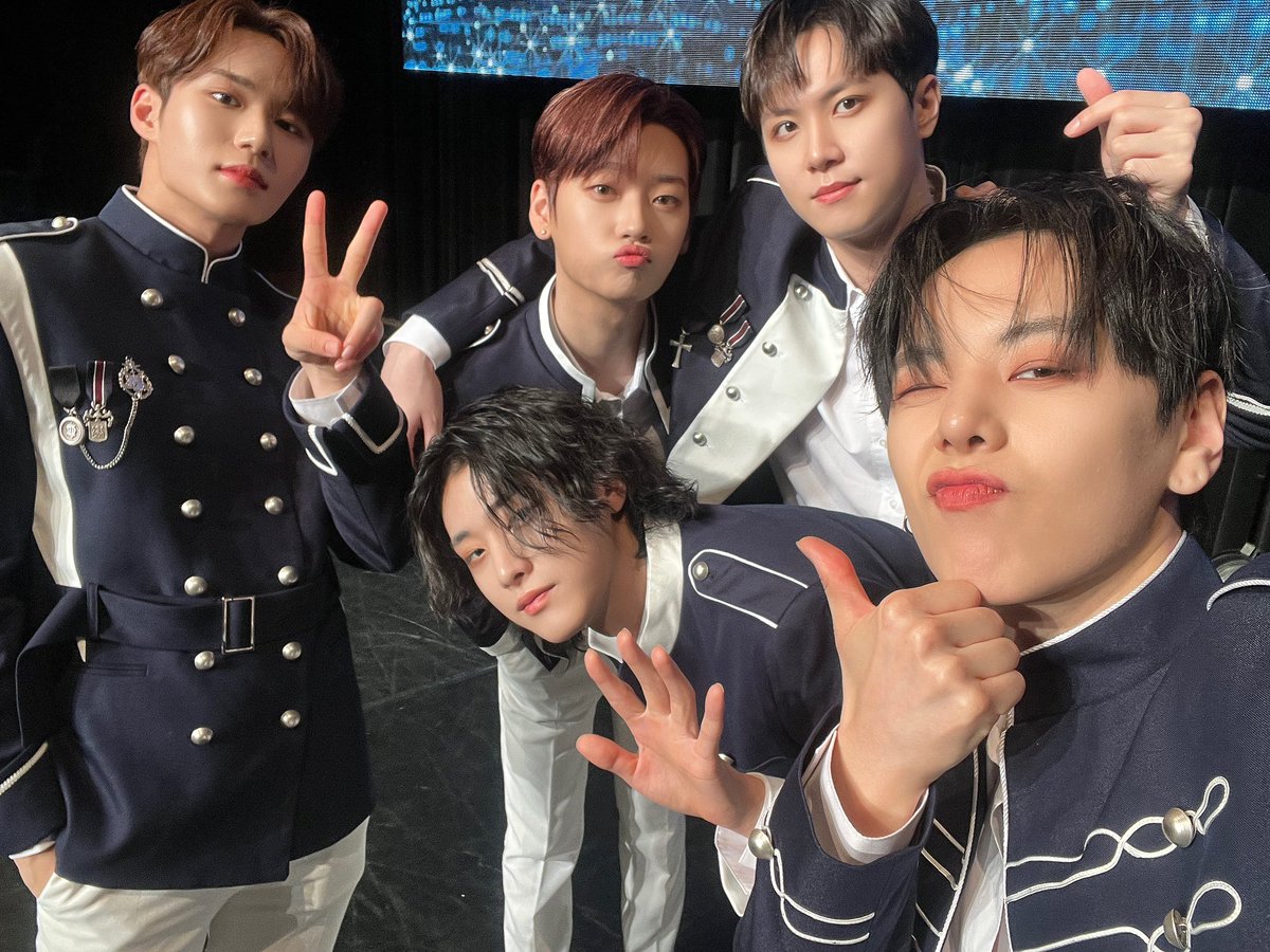 WEi_Official_JP's tweet photo. 幸せで楽しかった大阪のコンサート🥰
RUiの応援のおかげでエネルギーチャージ🔋
大切な時間、東京のコンサートでも作ってみましょう✨

#위아이 #WEi #ウィーアイ
#WAVE #FAKELOVE
#THE_WAVE https://t.co/WxAoB8VjKv