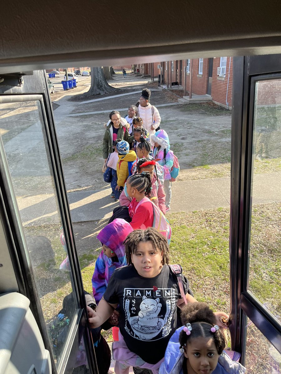 Hillside Court friends waiting to get a book!! A nice sunny day to receive something to read!❤️ @RPS_Schools @JasonKamras @CJBellTeach @EboniMassey @VAASL @LongwoodSLIB @LongwoodCGPS