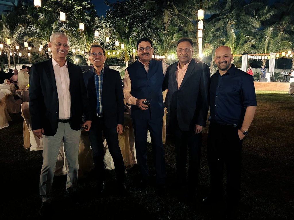 imvengsarkar's tweet photo. At Kashif Memon's reception at Breach Candy club, from left Hockey captain Somayya, @bhogleharsha, @DBVengsarkar, Niraj Bajaj, Hockey player @virenrasquinha ✨
.
.
.
#harshabhogale #somayya #dilipvengsarkar #eventhighlights #memorablemoments #sportslegends #vipguests https://t.co/XmD33Af6FV
