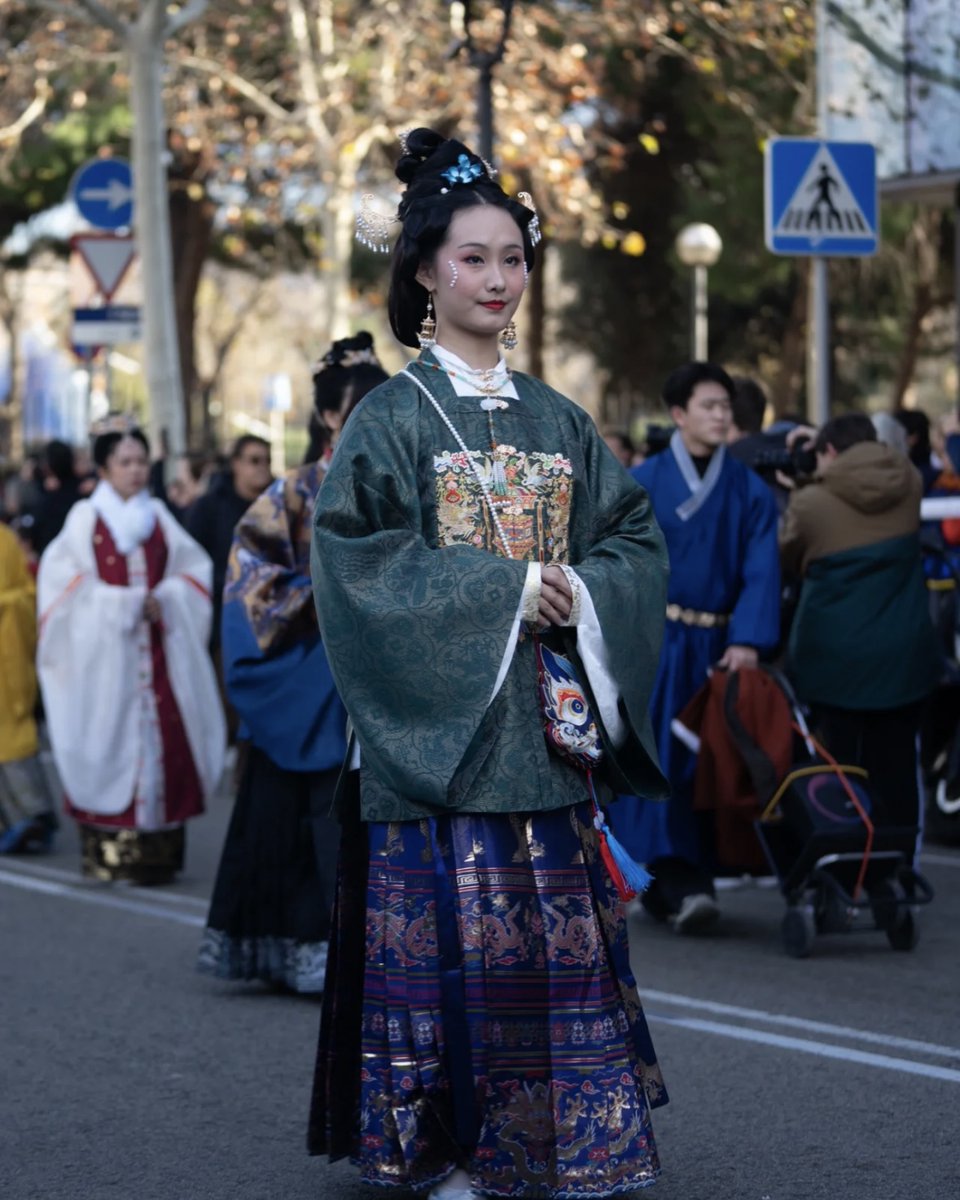 AmazingHanfu's tweet photo. Hanfu lighting up the world map

The blogger wore a Ming Dynasty-style #Hanfu with sleeves shaped like the #Chinese musical instrument pipa and #Mamianqun. She attended the #Chinese New Year parade in #Spain, and lit up the Hanfu world map in #Barcelona. https://t.co/2RS9Qgg8nV