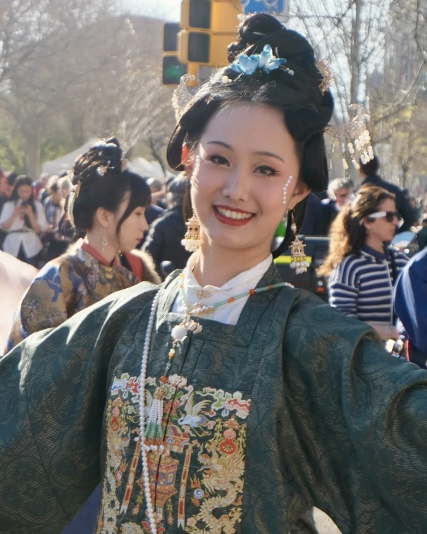 Hanfu lighting up the world map

The blogger wore a Ming Dynasty-style #Hanfu with sleeves shaped like the #Chinese musical instrument pipa and #Mamianqun. She attended the #Chinese New Year parade in #Spain, and lit up the Hanfu world map in #Barcelona.