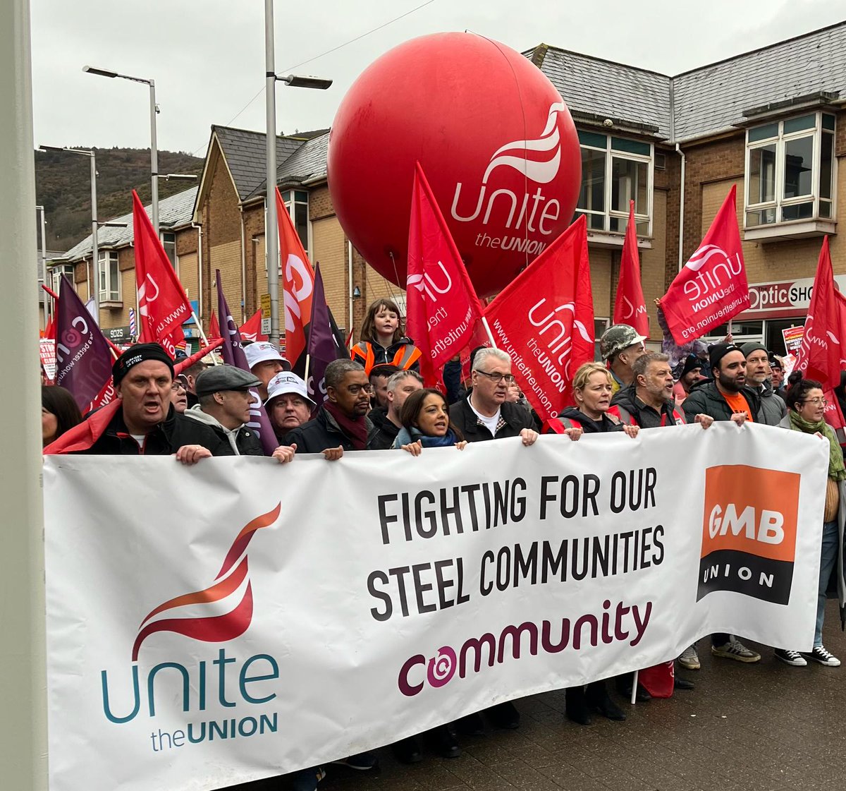 UniteSharon's tweet image. I'm here today in #PortTalbot standing with our steel workers - this is crunch time for #UKSteel and the future of this town, one that lives &amp;amp; breathes steel &amp;amp; whose voices must be heard. Tata must change direction, @unitetheunion won't stop fighting until they do. @UniteEconomy