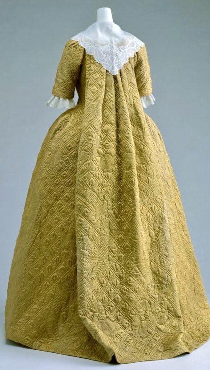SilkDamask's tweet photo. An archive favorite for #SackBackSaturday: Good morning, sunshine! A yellow silk satin quilted robe à la francaise, England, ca. 1750-1755. Via The Kyoto Costume Institute For additional information: https://t.co/YHD87mKwS4 https://t.co/wOBwYiyZG3