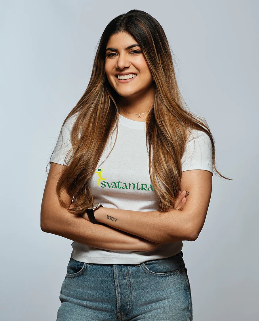 MsAnanyaBirlaFC's tweet photo. Exciting news! 
Congratulations to the CEO Ms @ananya_birla mam 🎊🎉🎊💐🎉🎊

#SvatantraMicroFin #Svatantra #FinancialIndependence #12thFoundationday #CEO #BusinessNews #Artist 
#AnanyaBirla #AnanyaShreeBirla #Ananya #AnanyaBirlaTeam  #AnanyaShree #BusinessWomen #AB
@NeerjaBirla https://t.co/OnR0SdM29w