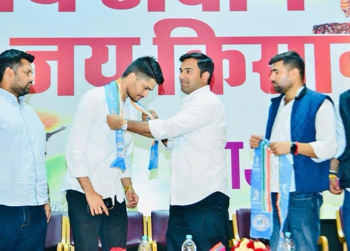 pal_peeplu's tweet photo. राजस्थान विश्वविद्यालय के छात्रसंघ अध्यक्ष भाई निर्मल चौधरी को कांग्रेस पार्टी के अग्रिम संगठन एनएसयूआई की सदस्यता ग्रहण करने पर हार्दिक बधाई एवं शुभकामनाएं।
@NirmlChoudhary @SachinPilot https://t.co/awOq0WrTxi