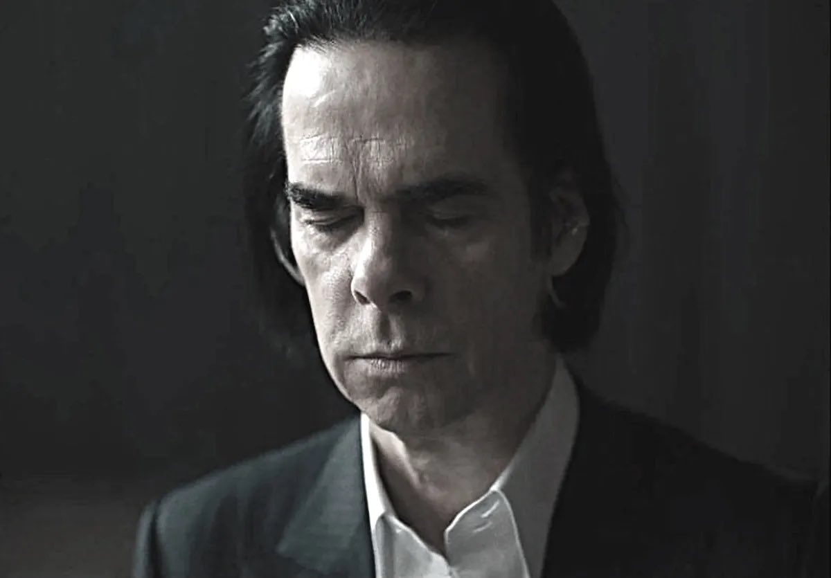 NICK CAVE’DEN DAHA İYİ VE GÜZEL BİR YAŞAM İÇİN İKİ TAVSİYE:

“Birincisi ALÇAKGÖNÜLLÜLÜK. Tevazu, dünyanın iyi ve kötü insanlara bölünmediğini, her biri kendi tarzında parçalanmış, her biri ortak insani mücadeleye kapılmış ve her biri kendi yolunda ilerleme kapasitesine sahip her