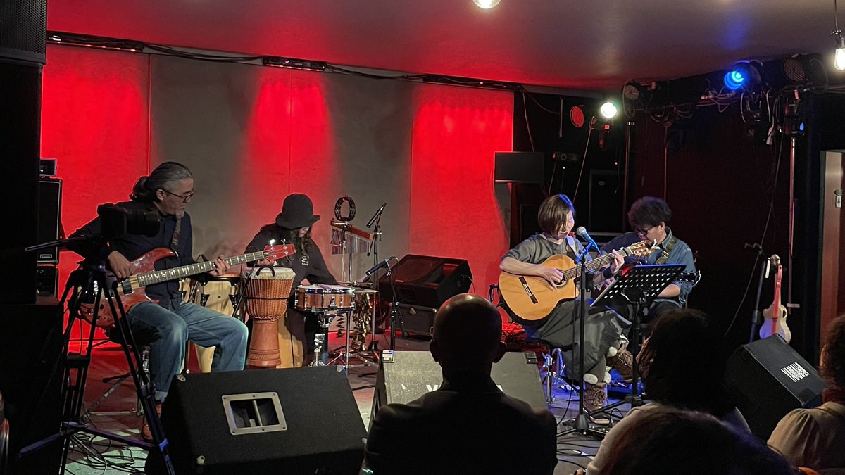 tak1975's tweet image. mitsumi姐さんのレコ発ライブへ。
路傍の2人も出演。
素晴らしいライブでした。
めっちゃ客入ってて、mitsumi姐さんの凄さを実感。
一緒に出てたM2も素晴らしかった。
さぁ、明日からまたがんばろー♪
#mitsumi 
#森羅color 
パーカッションが2人というライブも個人的に胸アツだった☺️