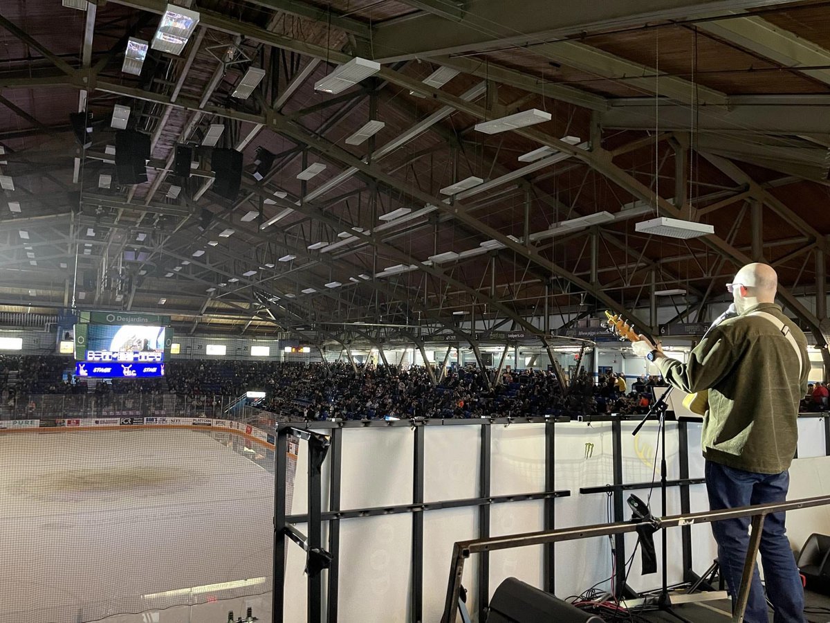 mrphilmathieu's tweet photo. Pincez moi, SVP! Est-ce que j'ai vraiment chanté des chansons devant 5000 personnes hier soir?? #onfr https://t.co/NVRmjYGeBr