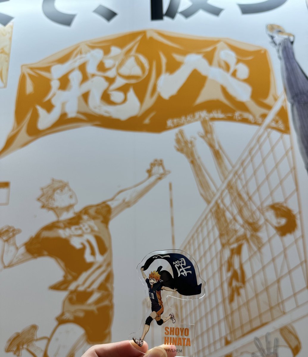 osmt_ko's tweet photo. 仙台駅大感謝。この看板で宣伝してるハイキューマガジン全部読んだけど、なにこれハイキュー46巻？？（濃い）（一緒に生きてる）（現代���いる）（この先もいる）

2020→2021年になった東京五輪、2023年のW杯、2024年のパリ五輪とか、ここまで現実世界に忠実に描かれた作品初めてみた…！

#ハイキュー https://t.co/Ck5hozpgRO
