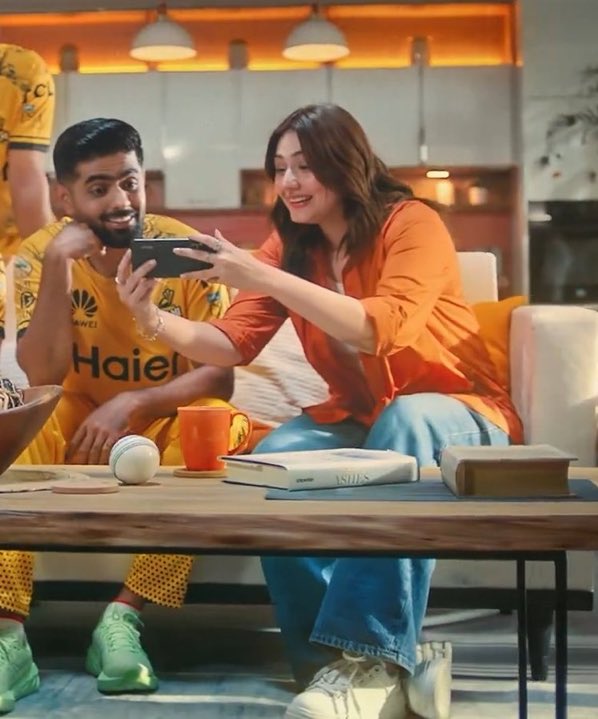 Ya Larki kon hai Babar Azam k sath..? #UfoneXZalmi #BabarAzam𓃵