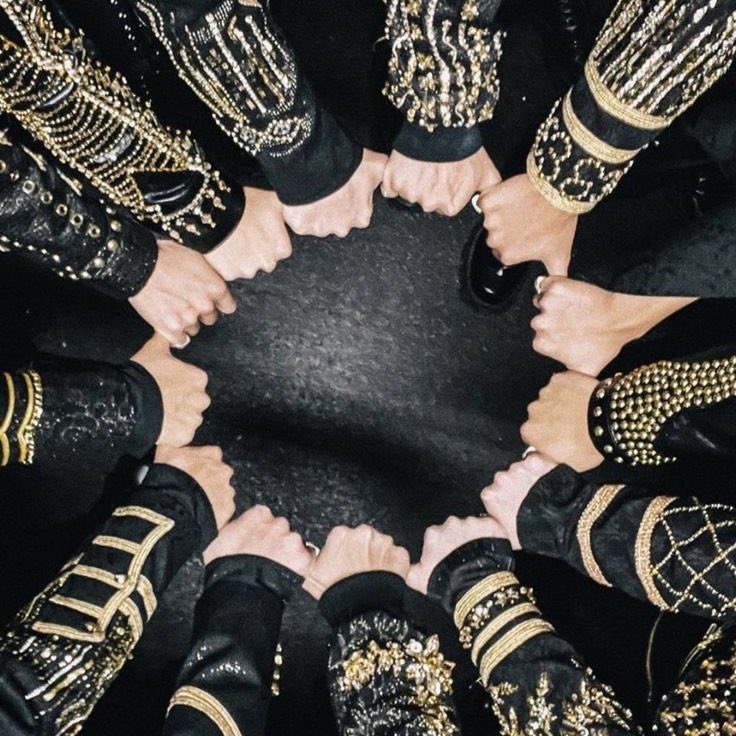 kim_vannetae's tweet photo. being an army and a carat, i think, for me is not a choice. it’s an involuntary thing that when bts and seventeen decided it’s your time, it’s your time. it’s when the universe decides for itself to give you these wonderful human beings in your life 🩵💜🩷 https://t.co/1ubMfSC60b