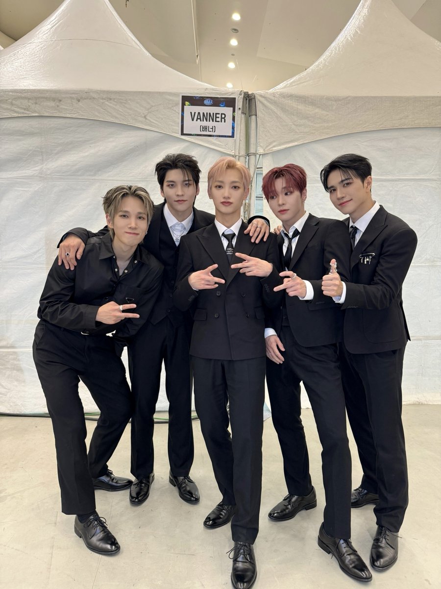 VannerOfficial's tweet photo. [#VANNER]

🎊배너가 Hanteo-choice 
K-POP Male Artist를 수상했습니다🎊
배너를 사랑해 준 VVS 덕분에 받을 수 있었어요!
이 영광을 VVS에게 돌립니다💎
VVS 너무 고마워 소중해 사랑해❤️

#배너
#CAPTURE_THE_FLAG #JACKPOT https://t.co/GFhnROkn3y