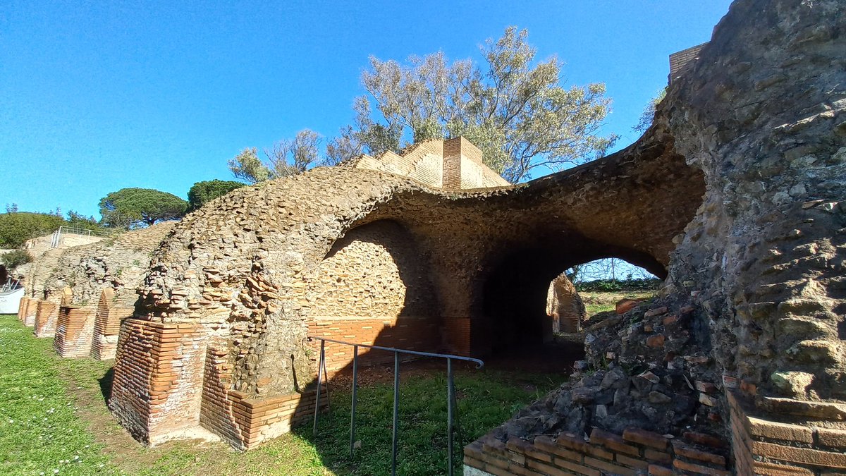 Sempre dritto..

#art #travel #tourism
#views #archaelogy 
#portodiclaudioetraiano 
#Fiumicino #thisisRome 💚