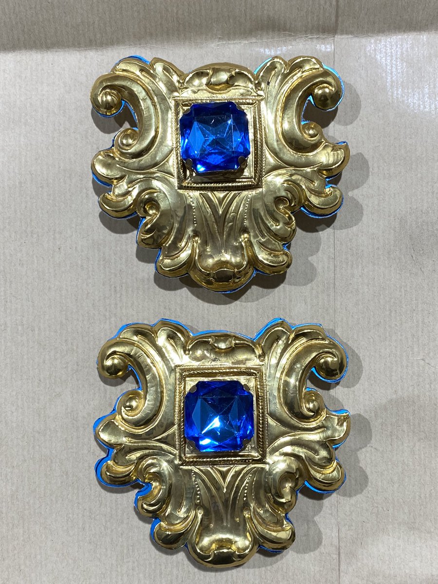 En la mañana de hoy, <a href="/OrfebreBernet/">Orfebrería Bernet</a> nos ha entregado el asta modificado y los broches que llevará nuestro nuevo banderín obra del maestro bordador Alberto Florido, nuestro más sincero agradecimiento por la atención y amabilidad que siempre ambos nos han mostrado.