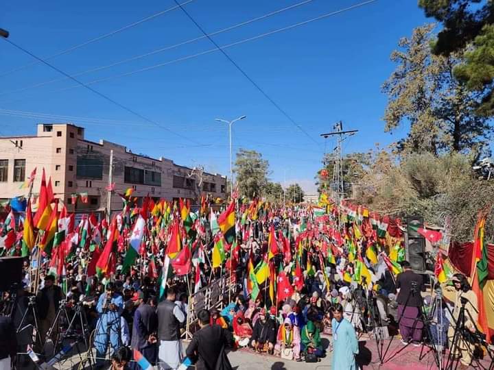 WatanShad's tweet photo. کوئٹہ کمشنر آفس کے سامنے چار جماعتی اتحاد کے احتجاجی دھرنے میں صوبے کی عوامی رہبری اور لیڈرشپ

#RiggedElection #AchakzaiOurPride ✌️
#PkMAP #NP #HDP #BNP https://t.co/jx7FDrS0Vi