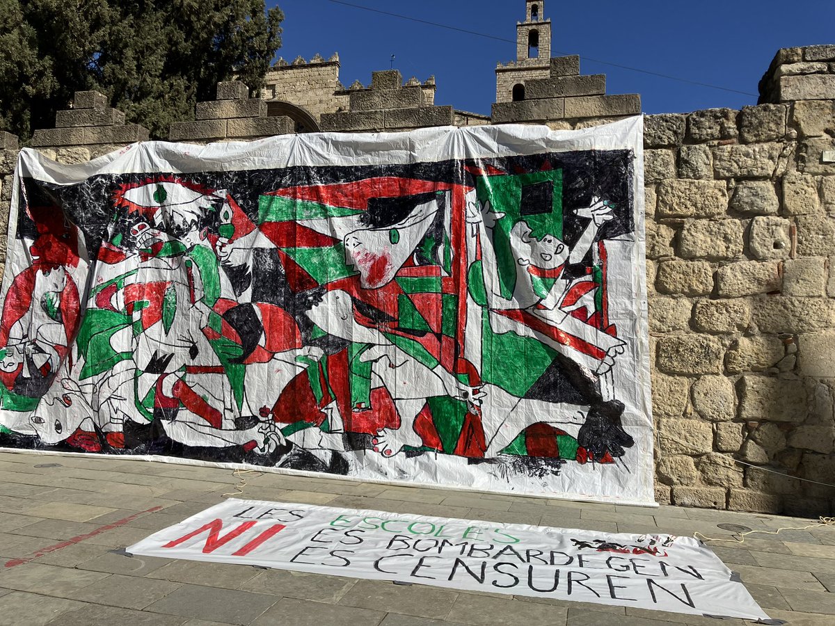 Hem tornat a pintar el Guernica q l’ajuntament va fer despenjar de l’escola <a href="/pinsdelvalles/">Escola PinsdelVallès</a> a tamany real i a la Pl.Octavià.Mentre <a href="/ajsantcugat/">Aj. Sant Cugat</a> intenta silenciar i posar impediments  a actes en suport a Palestina, descuida les seves funcions municipals negant reunions a les afes.
