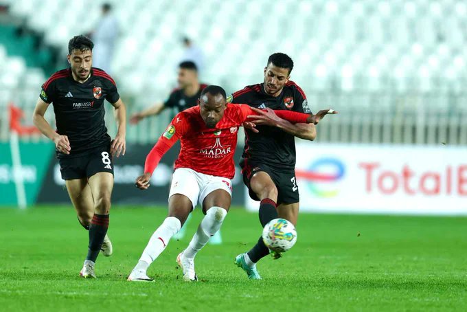 StreetFo0t's tweet image. Match nul au sommet de la #LDCCAF ! Le CR Belouizdad et Al Ahly se neutralisent dans un duel intense. Les Algériens ont tenu bon face au géant égyptien. La qualification en quart de finale reste ouverte. #CRBAFC #Algerie #TotalEnergiesCAFCL ⚽️🏆