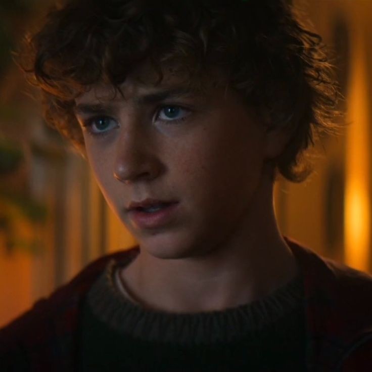 "— Não é um encontro! — protestei. — E só a Annabeth, mãe. Puxa! 

— Ela está vindo do acampamento até aqui para ver você. 

— É, eu sei. 

— Vocês vão ao cinema. 

— Sim. 

— Só os dois. 

— Mãe!"