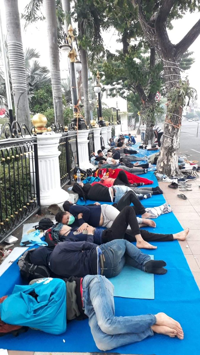 AbdullahBabaie's tweet photo. #End12YearsInLimbo_Indonesia
Few months ago a young Hazara refugee tried to burn himself infront of UNHCR Office in Indonesia, because waiting for a decade of uncertainty is not easy.
https://t.co/WyVk08lWoh https://t.co/xrs9upH7SJ