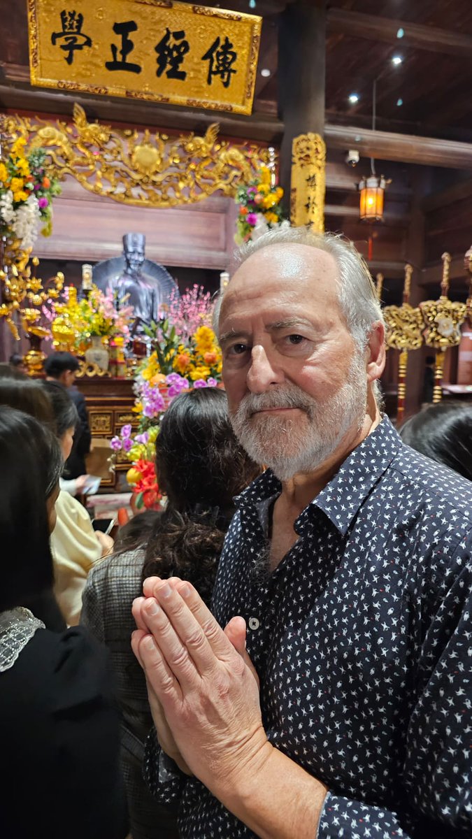 Templo de la Literatura en Ha Noi (Vietnam). Rezando con fe a los grandes escritores del pasado.
